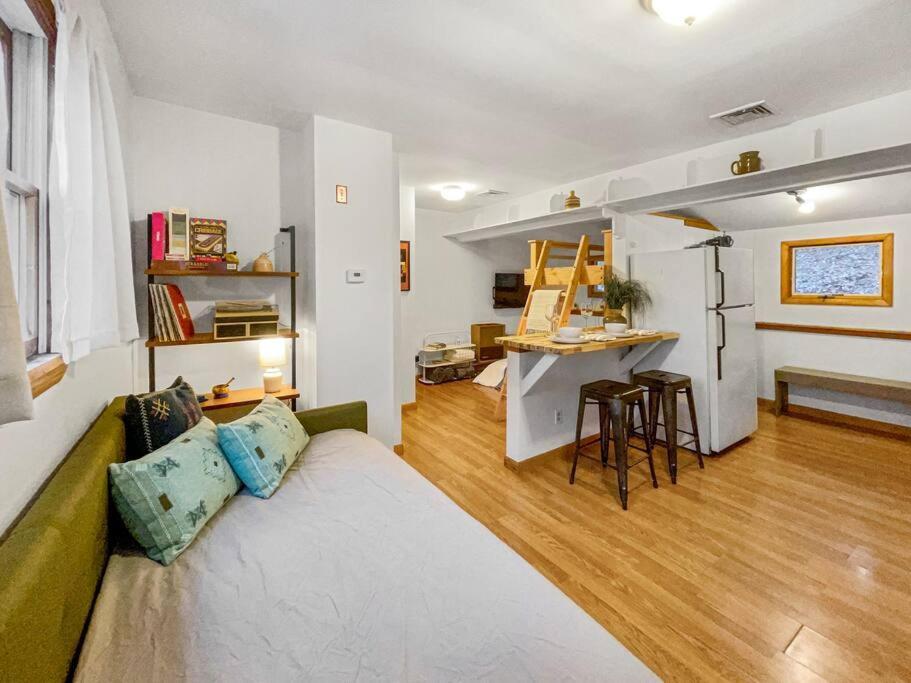 Breezy Hill Eccentric Studio Cottage Accord 外观 照片